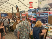 Prospektpräsentation am Messestand Urlaub in den Alpen