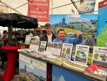 Prospektpräsentation am Messestand Urlaub in Deutschland
