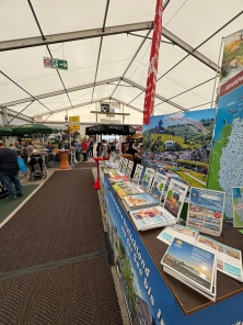 Prospektpräsentation am Messestand Urlaub in Deutschland