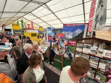 Glücksrad am Messestand Urlaub in den Alpen