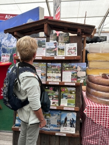 Prospektpräsentation am Messestand Urlaub in den Alpen