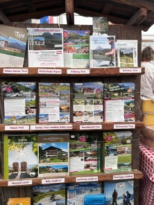Prospektpräsentation am Messestand Urlaub in den Alpen