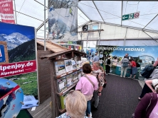 Prospektpräsentation am Messestand Urlaub in den Alpen