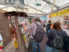 Prospektpräsentation am Messestand Urlaub in den Alpen