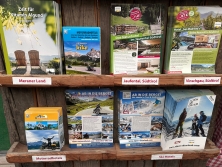 Prospektpräsentation am Messestand Urlaub in den Alpen