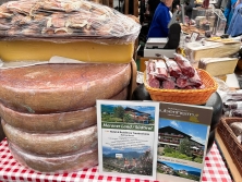 Prospektpräsentation am Messestand Urlaub in den Alpen