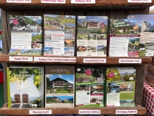 Prospektpräsentation am Messestand Urlaub in den Alpen