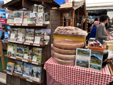 Prospektpräsentation am Messestand Urlaub in den Alpen