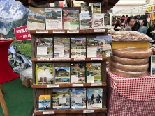 Prospektpräsentation am Messestand Urlaub in den Alpen