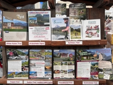 Prospektpräsentation am Messestand Urlaub in den Alpen