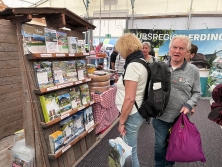 Prospektpräsentation am Messestand Urlaub in den Alpen