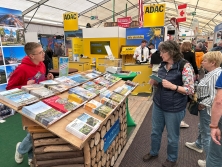 Prospektpräsentation am Messestand Urlaub in Deutschland