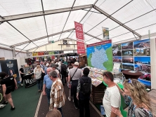 Prospektpräsentation am Messestand Urlaub in Deutschland