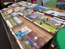 Prospektpräsentation am Messestand Urlaub in Deutschland