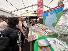 Prospektpräsentation am Messestand Urlaub in Deutschland