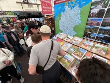 Prospektpräsentation am Messestand Urlaub in Deutschland