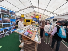 Prospektpräsentation am Messestand Urlaub in Deutschland