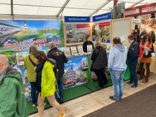 Prospektpräsentation am Messestand Urlaub in Deutschland