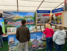 Prospektpräsentation am Messestand Urlaub in Deutschland