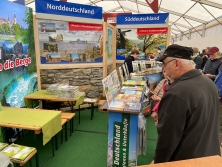 Prospektpräsentation am Messestand Urlaub in Deutschland