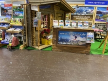 Prospektauflage am Messestand Urlaub in den Alpen