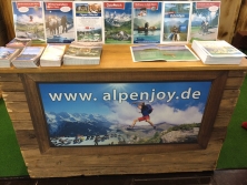 Prospektpräsentation am Messestand Urlaub in den Alpen