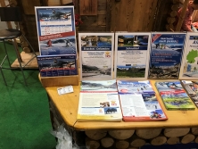 Prospektpräsentation am Messestand Urlaub in den Alpen