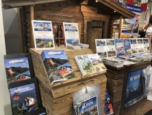 Prospektpräsentation am Messestand Urlaub in den Alpen