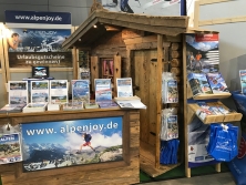 Prospektpräsentation am Messestand Urlaub in den Alpen