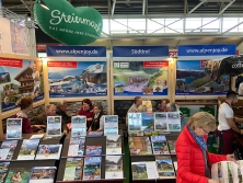 Prospektpräsentation am ALPenjoy-Messestand