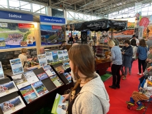 Prospektpräsentation am ALPenjoy-Messestand