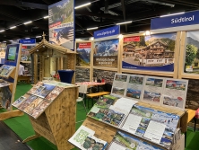 Prospektpräsentation am Messestand Urlaub in den Alpen