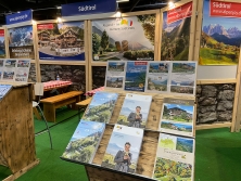 Prospektpräsentation am Messestand Urlaub in den Alpen