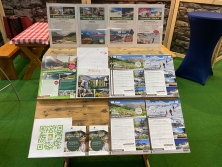 Prospektpräsentation am Messestand Urlaub in den Alpen