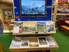 Prospektpräsentation am Messestand Urlaub in den Alpen
