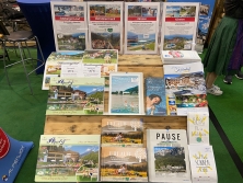 Prospektpräsentation am Messestand Urlaub in den Alpen