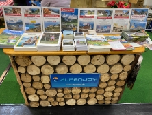 Prospektpräsentation am Messestand Urlaub in den Alpen
