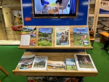 Prospektpräsentation am Messestand Urlaub in den Alpen