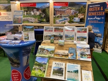 Prospektpräsentation am Messestand Urlaub in den Alpen