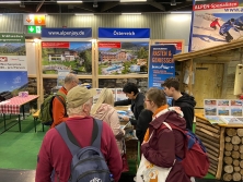 Prospektpräsentation am Messestand Urlaub in den Alpen