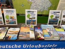 Prospektpräsentation am Messestand Urlaub in Deutschland