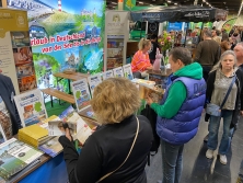 Prospektpräsentation am Messestand Urlaub in Deutschland
