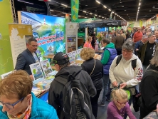 Prospektpräsentation am Messestand Urlaub in Deutschland