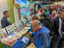 Prospektpräsentation am Messestand Urlaub in Deutschland