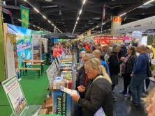 Prospektpräsentation am Messestand Urlaub in Deutschland