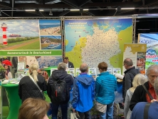 Prospektpräsentation am Messestand Urlaub in Deutschland