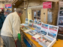 Prospektpräsentation am Messestand Urlaub in den Alpen