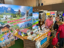 Prospektpräsentation am Messestand Urlaub in den Alpen