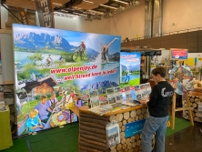 Prospektpräsentation am Messestand Urlaub in den Alpen