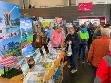 Prospektpräsentation am Messestand Urlaub in den Alpen